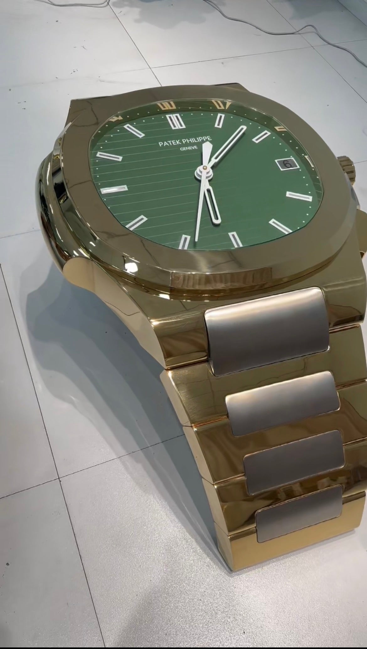 Luxury Heritage Table (Green Dial)